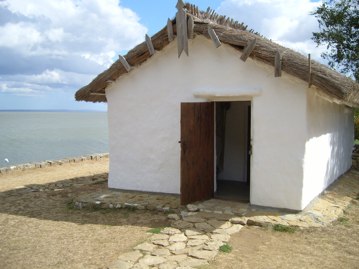 Знаменитый "Дом Лермонтова" в Тамани на берегу залива. Фото автора 