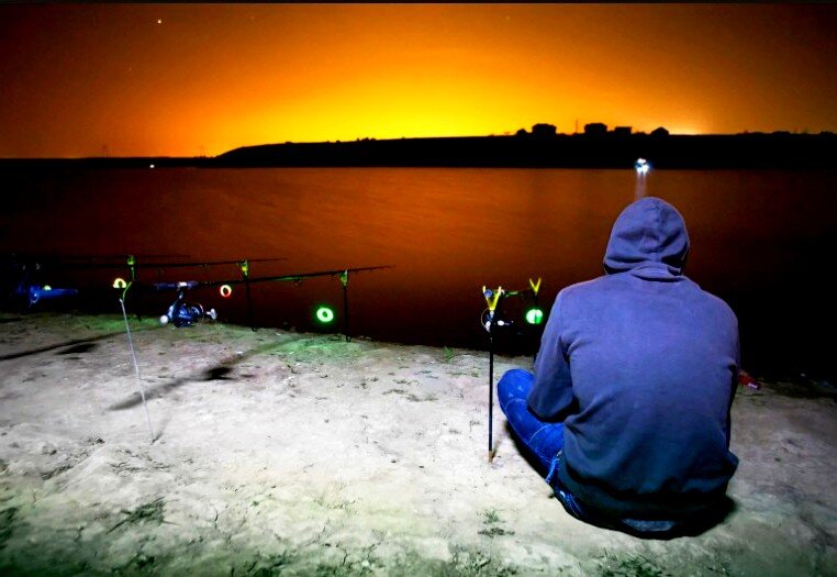 Ловить рыбу ночью. Ночная рыбалка. Ночная рыбалка летом. Освещение рыбалки ночью. Фонарь для рыбалки ночью.