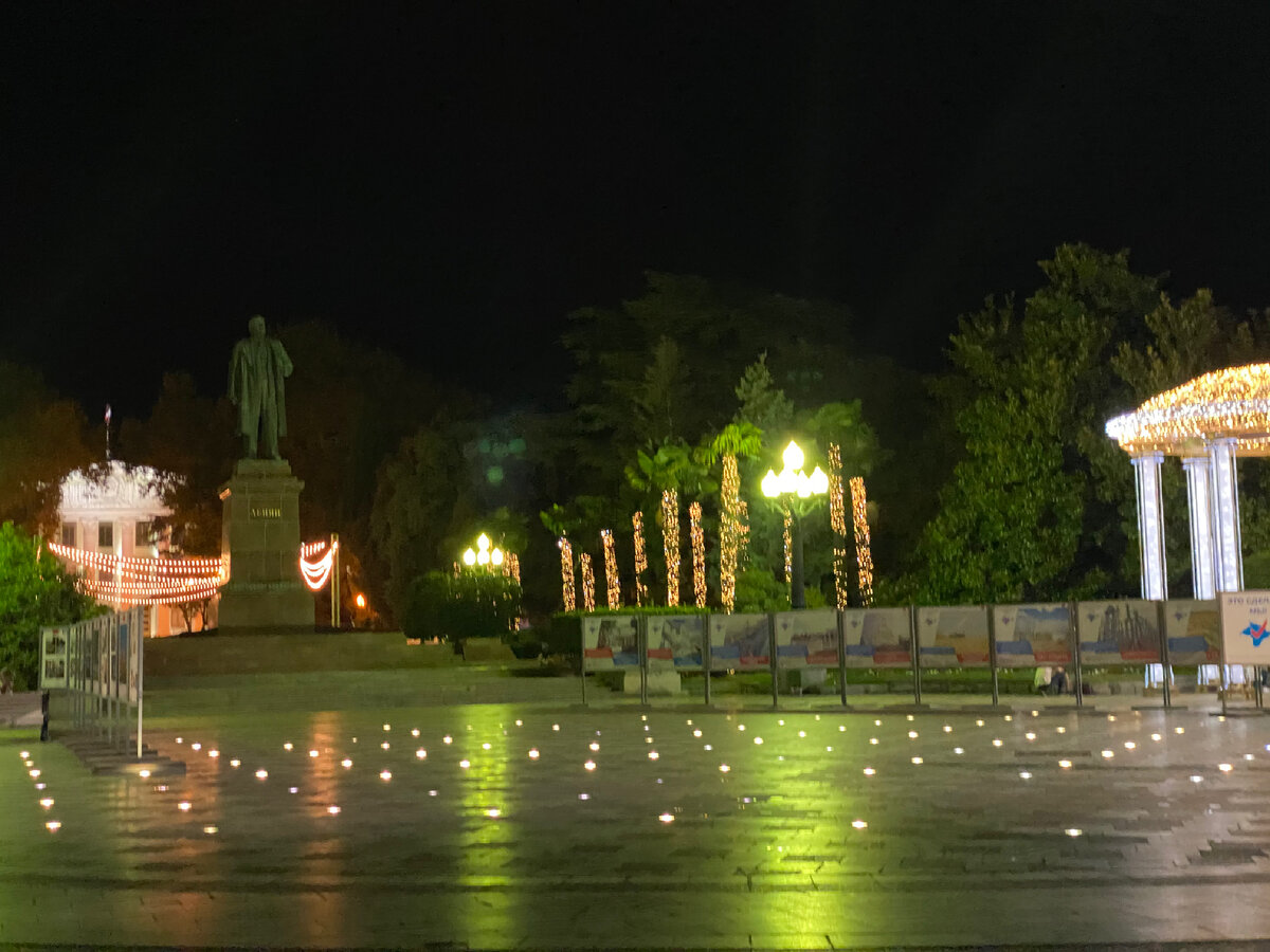 Набережная Ялты в вечернее время  без людей 