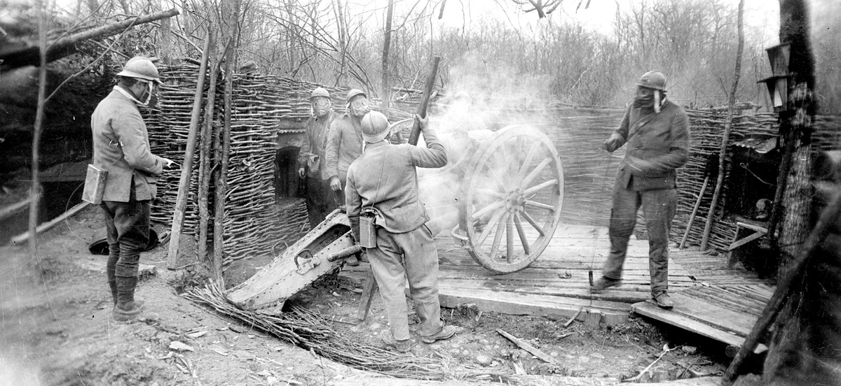 Французские войска у артиллерийского орудия. 