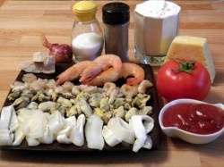 ШАГ 1:
Как сделать пиццу с морепродуктами? Подготовьте все ингредиенты. Креветки, если необходимо, сразу очистите и помойте. То же проделайте с другими морепродуктами. Муку просейте через мелкое сито. Овощи помойте и обсушите.