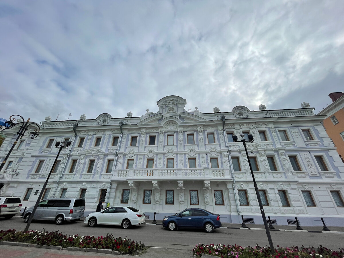 Как выглядит самый красивый дом в Нижнем Новгороде? Пышно и замысловато. О его красоте можно спорить, но усадьба купца Рукавишникова из тех построек, мимо которых просто так не пройдешь.