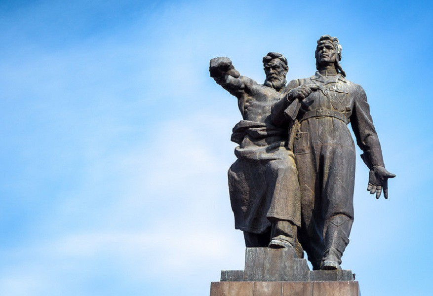 В каком городе установлен памятник уральский. Памятник УДТК В Екатеринбурге. Памятник Уральскому добровольческому танковому корпусу. Памятник воинам Уральского танкового корпуса Екатеринбург. Памятник Уральскому добровольческому корпусу Екатеринбург.