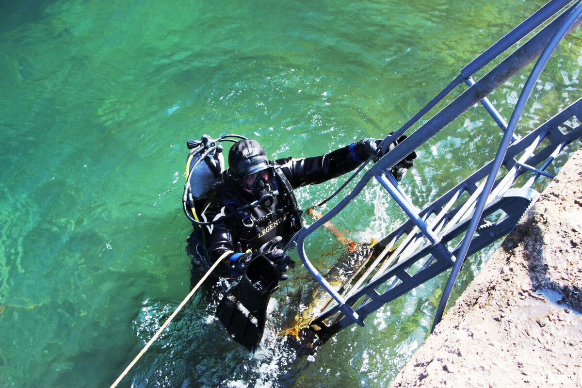 Водолазный спуски– это комплекс организационных и технических мероприятий, обеспечивающих погружение водолаза или его компрессию в барокамере, пребывание на заданной глубине с выполнением работы и подъем на поверхность с соблюдением заданного режима декомпресии .
