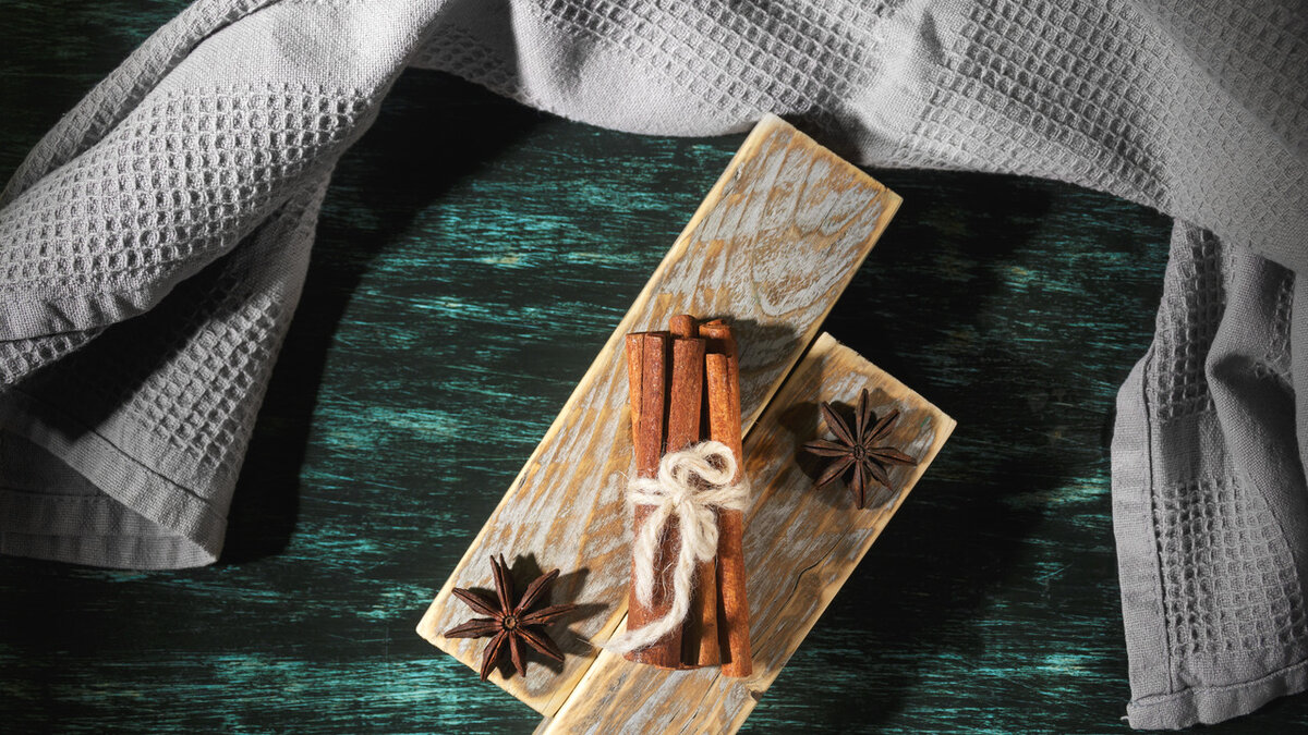 При выборе ингредиентов особое внимание уделите правильному типу корицы: цейлонская более высокого качества и содержит меньшую долю ароматического вещества кумарина по сравнению с корицей кассии