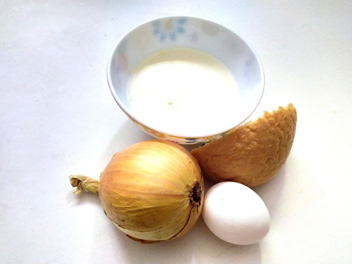 Хлеб, молоко и лучок – стандартные добавки в фарш 