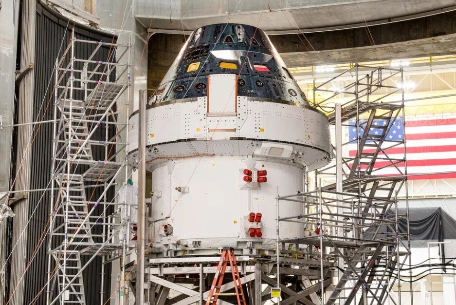 Основной и служебный блоки корабля "Орион" в сборе