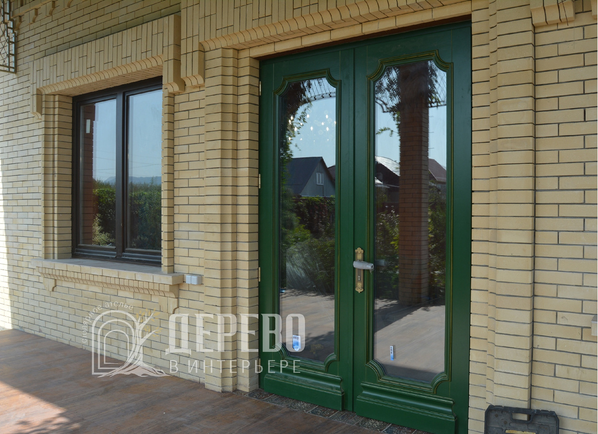 Двустворчатая дверь частного дома. Побережье Черного моря.