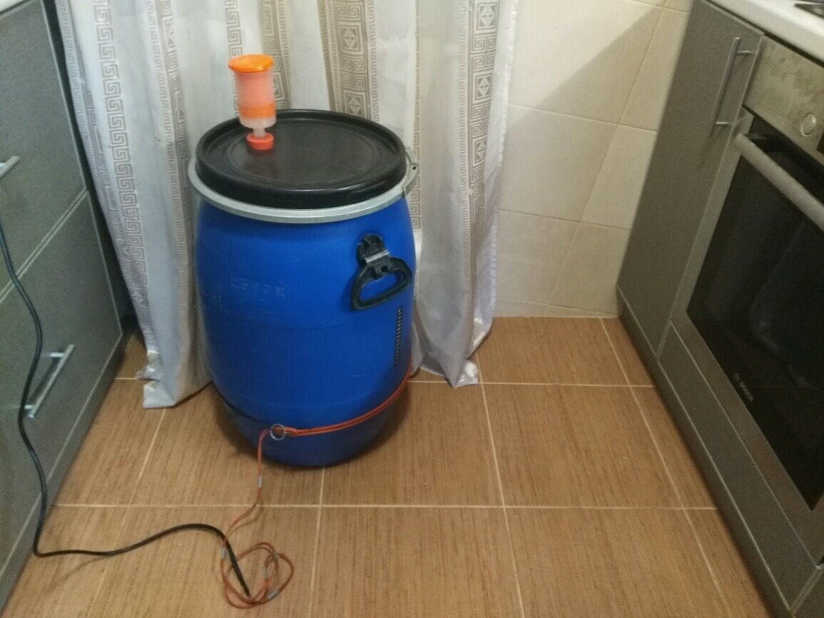 Подогрев браги с помощью специального нагревателя. 