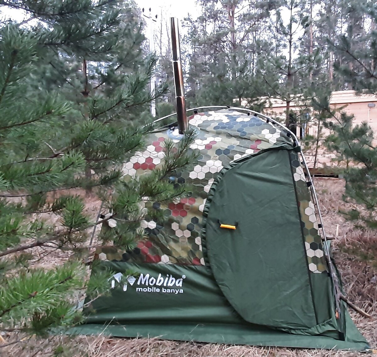 Фото старое. И бытовка сейчас с верандой, и баня выцвела. Вот она, эта коварная дверь злобной наружности)))