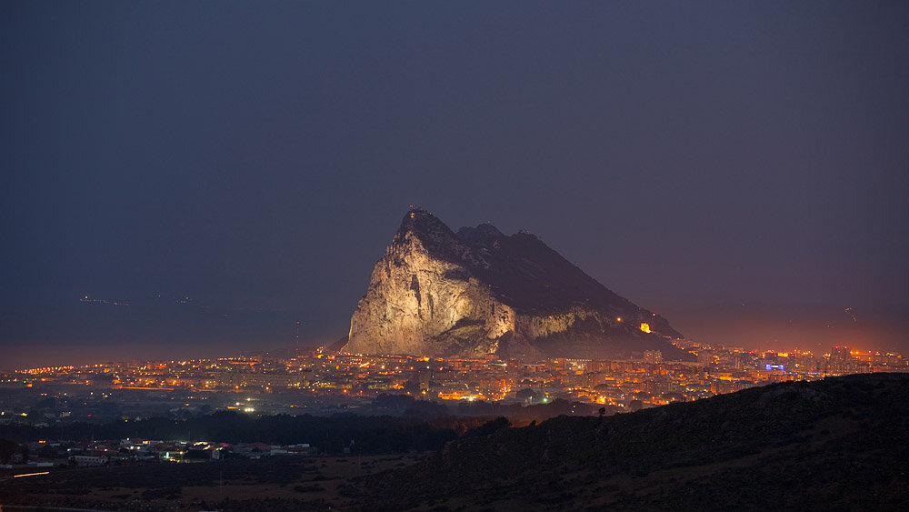 Ночной Гибралтар, британский полуанклав Испании. Фото с pinterest.es 