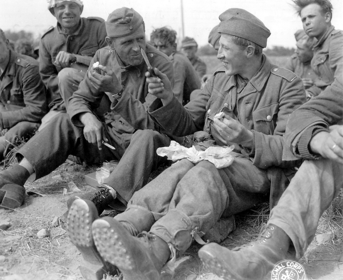 Пленные второй мировой войны 1941-1945. Пленные солдаты вермахта советскими солдатами. Пленные в Нормандии 1944. Пленные немецкие солдаты 1944. Военнопленные великой отечественной войны