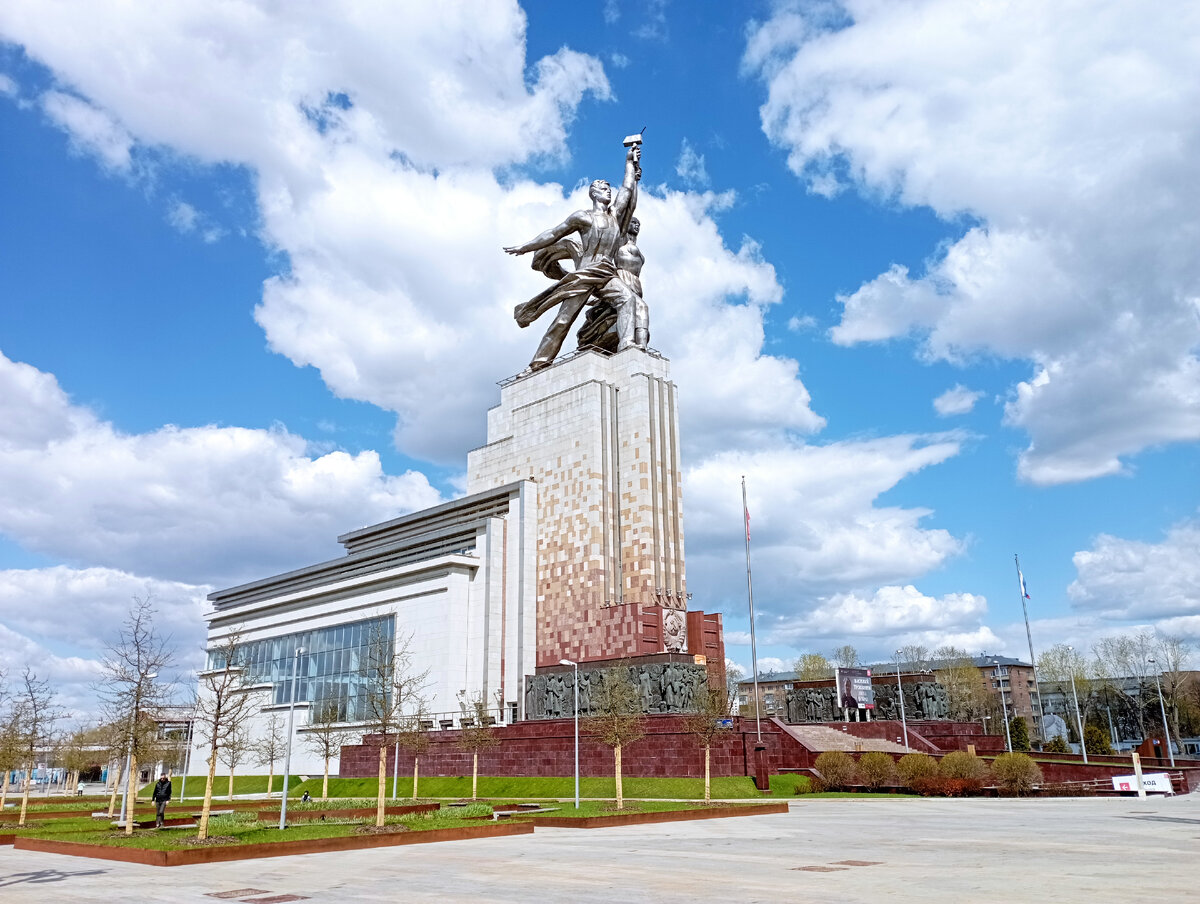 Монумент Рабочий и Колхозница