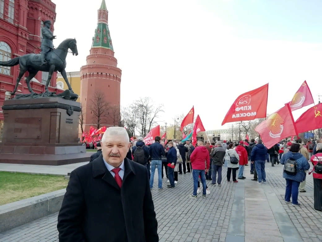 Почему в кировском. Грудинин и Зюганов перед мавзолеем с куличом.