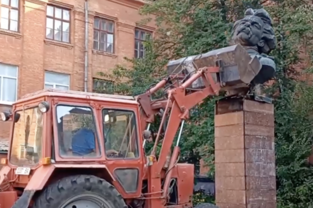    Бюст Максима Горького снесли в украинской Александрии