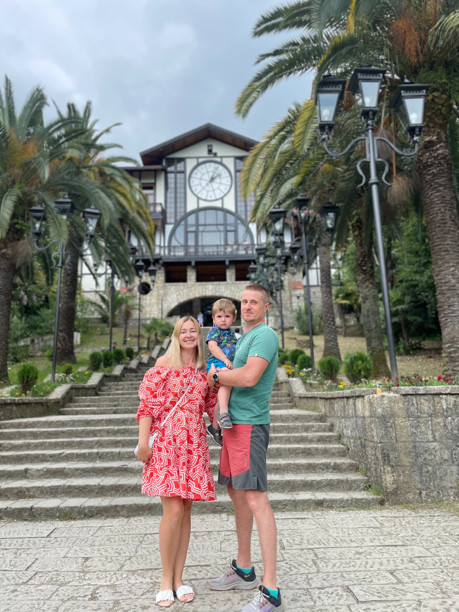 Здесь, на фото, едем в Сочи через Гагры, остановились сделать фото на память.