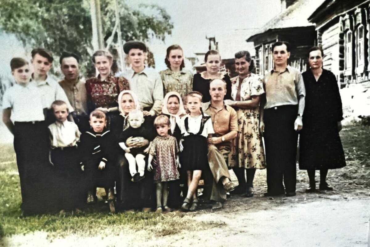 Конец 50-ых. Обычная среднестатистическая деревенская семья из пяти человек в Успение выглядела примерно так... Фото из личного архива автора.