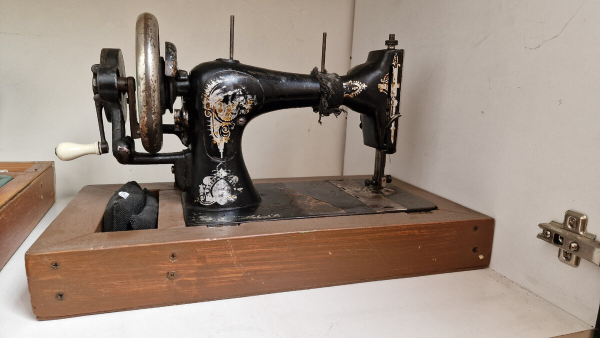 - Мама, что это за швейная машинка? - О, это машинка твоей прабабушки. Раритет! - Она шьёт? - Нет, сломана, надо попробовать починить, но что-то всё руки не доходят