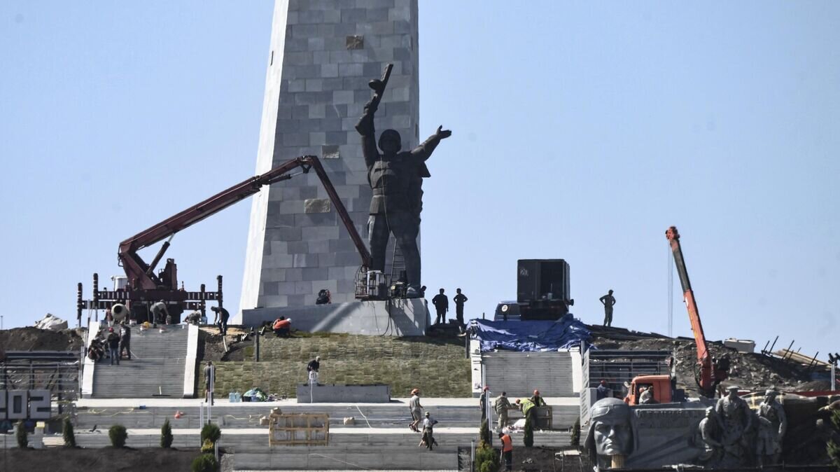    Монтаж фигуры Солдата Победы на территории мемориального комплекса "Саур-Могила" в ДНР© РИА Новости / Илья Питалев