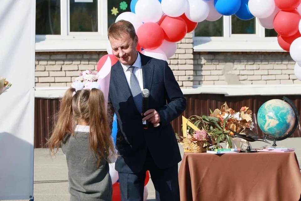     В этом году в 45-ю школу приняли ровно 100 первоклассников Олег УКЛАДОВ