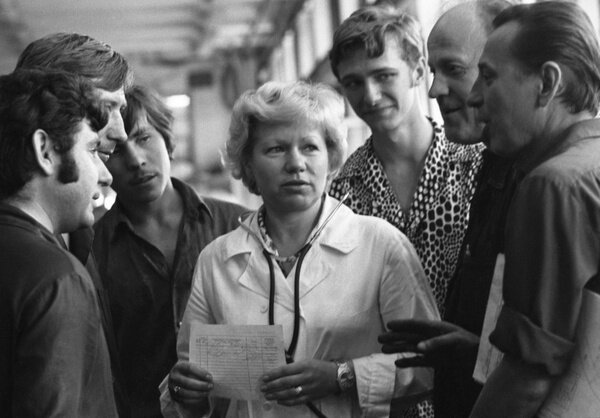 Цеховой доктор Валентина Баранова на Московском электромеханическом заводе имени Владимира Ильича. Обложка © ТАСС / Александр Чумичёв