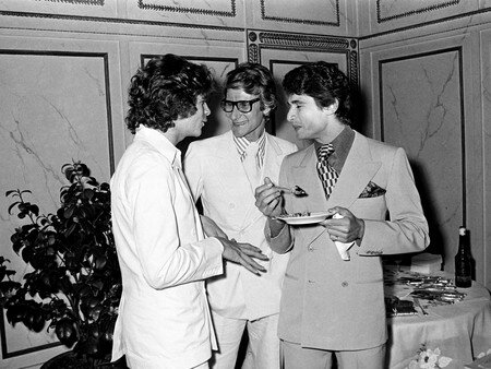 Ив Сен-Лоран (в центре) на вечеринке в Париже | © Грей/Penske Media/REX/Shutterstock