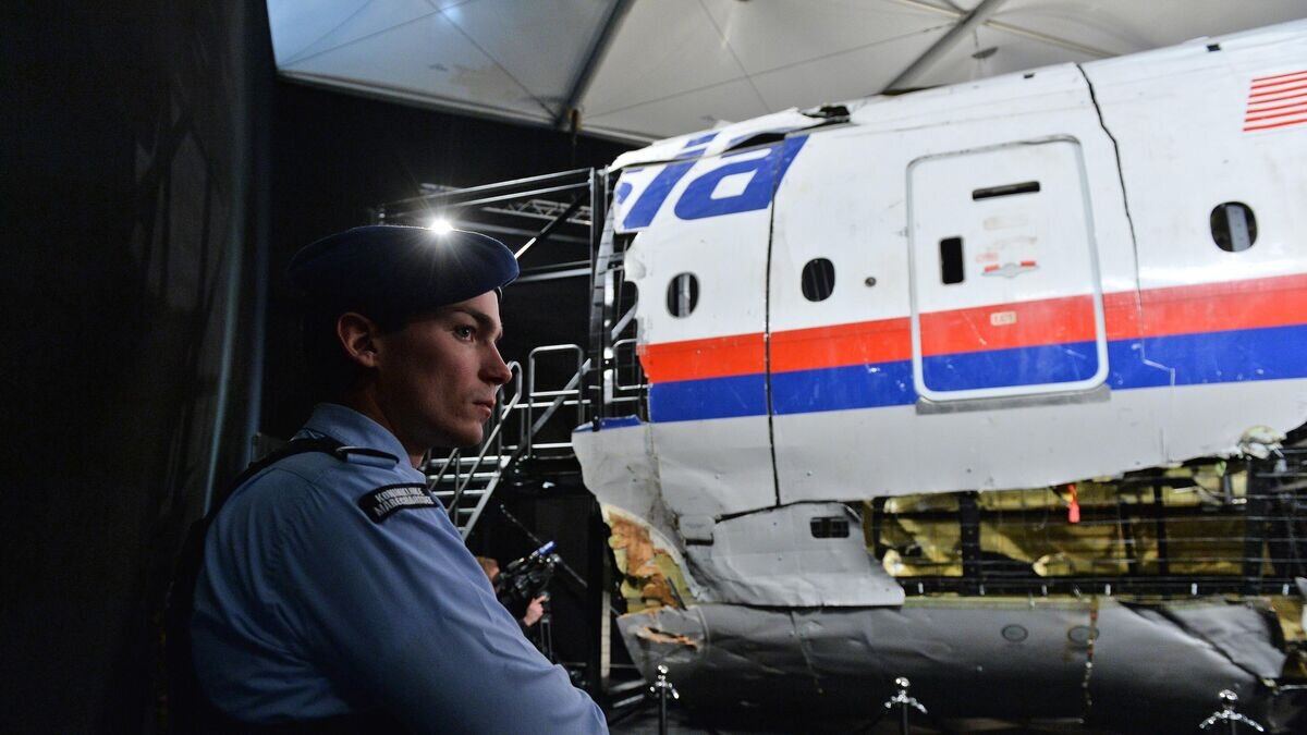    Представление доклада об обстоятельствах крушения лайнера Boeing 777 Malaysia Airlines (рейс MH17) на Востоке Украины 17 июля 2014 года на военной базе Гилзе-Рейен в Нидерландах© РИА Новости / Максим Блинов