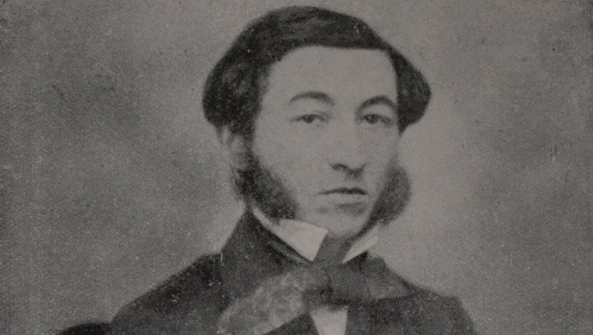     О Микаэле Налбандяне (1829−1866) знают многие ростовчане. Это был выдающийся нахичеванец, писатель, поэт, соратник А. И. Герцена и Н. П. Огарева. Налбандян организовал в Санкт-Петербурге легендарный армянский журнал «Северное сияние» («Юсисапайл»), по аналогии с журналом Герцена «Полярная звезда».