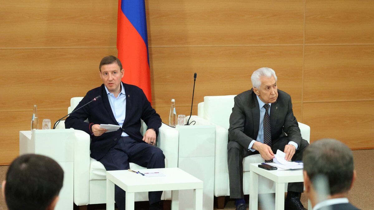     «Единая Россия» рассказала о результатах своей работы в весеннюю сессию Государственной думы РФ на итоговом собрании фракции. Сообщается, что партия инициировала 40% законопроектов в Госдуме, которые выполняют поручения президента России Владимира Путина.