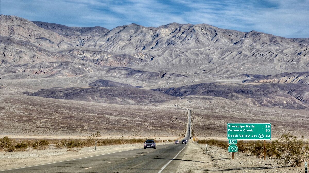 Погода в долине на неделю. Долина пустынная трасса Америка. Калифорния дорога смерти. Национальный парк Долина смерти. Долина смерти США дорога.