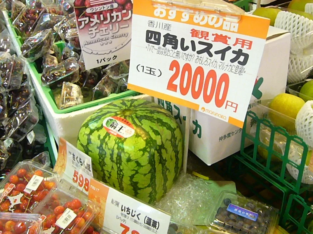 В Японии нормально принести в подарок фрукты. Не как угощение к столу, а как полноценный подарок. Потому что стоить они могут как обычный смартфон.