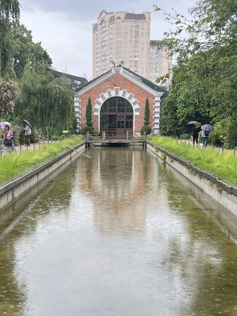 Несмотря на дождь, в парке немало посетителей.