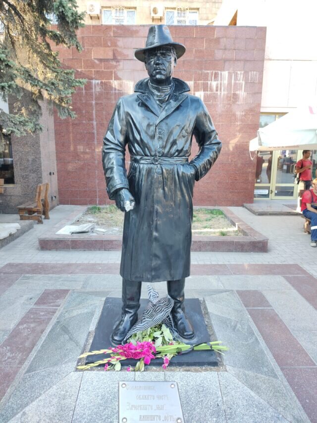    Памятник Владимиру Высоцкому, г. Мариуполь
