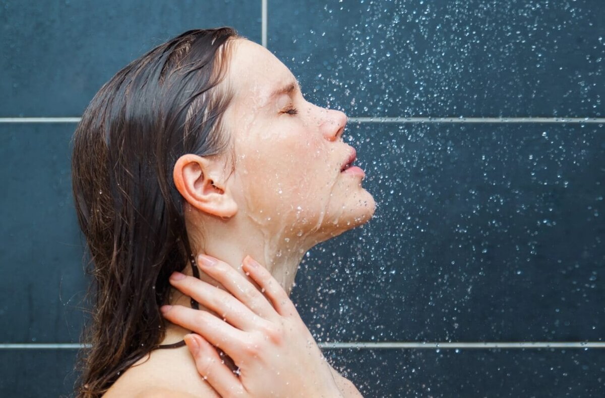    Душ считается более гигиеничным, потому что в ванной люди буквально «лежат в своей грязи»