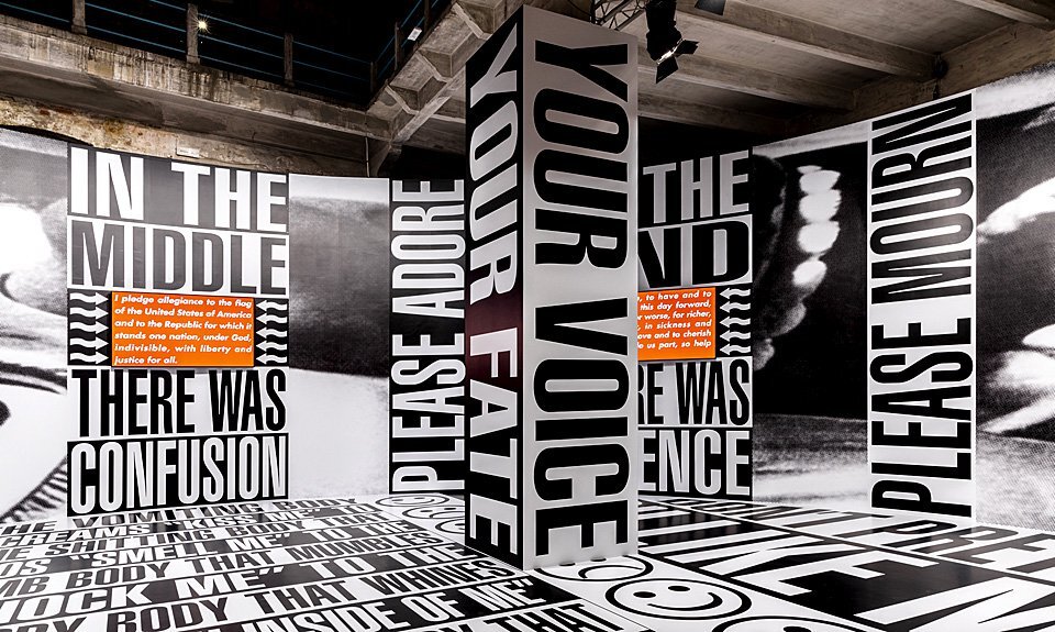 Барбара Крюгер. «Без названия (Начало/Середина/Конец)». 2022.
Фото: Roberto Marossi/La Biennale di Venezia