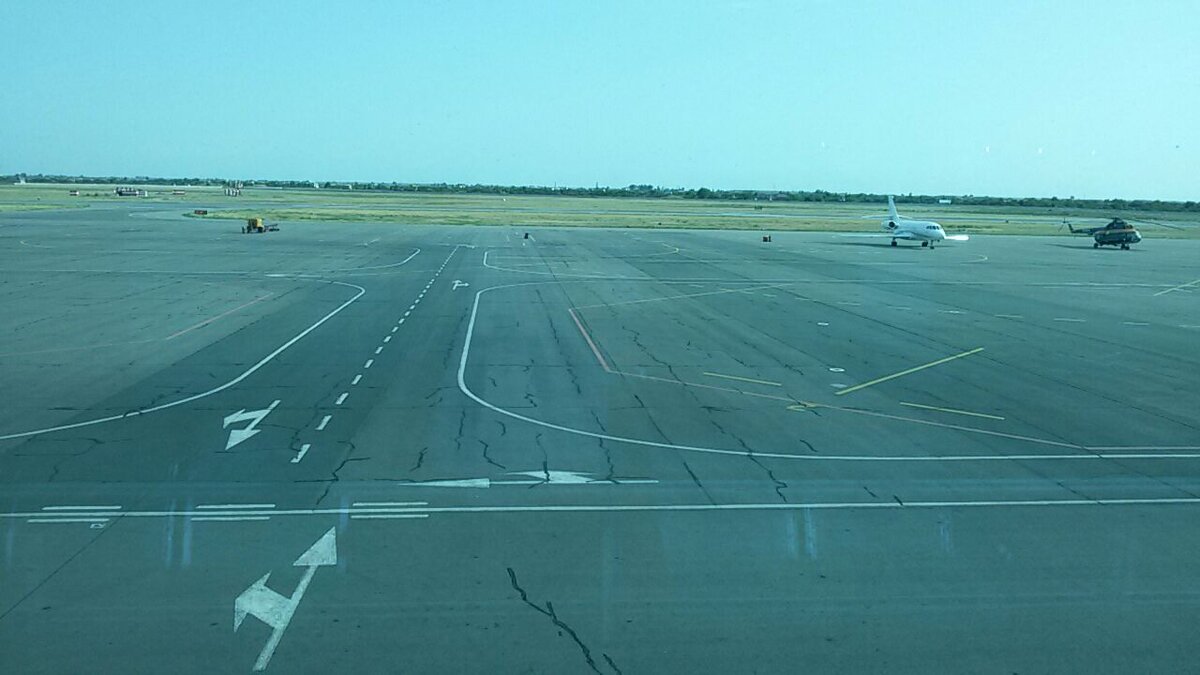 Авиаперрон и рулёжные дорожки астраханского аэропорта. Фото из личного архива автора (С), 2015 год