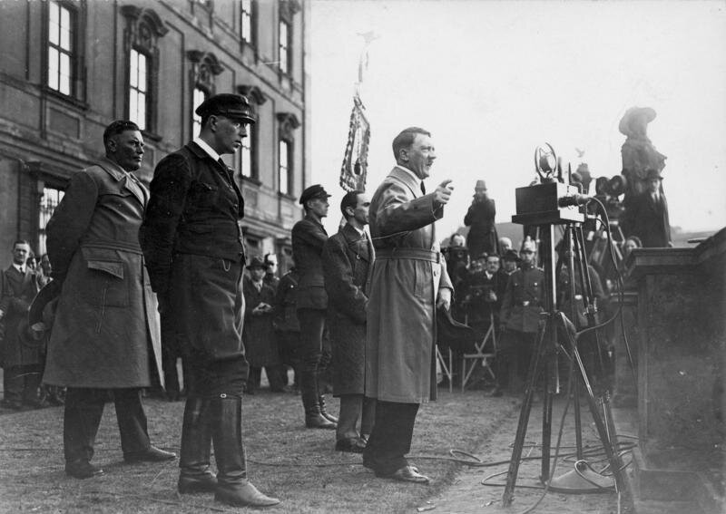 Адольф Гитлер на избирательной кампании, 1932 год. PS: иллюстрации демонстрируются исключительно в наглядно-исторических целях.