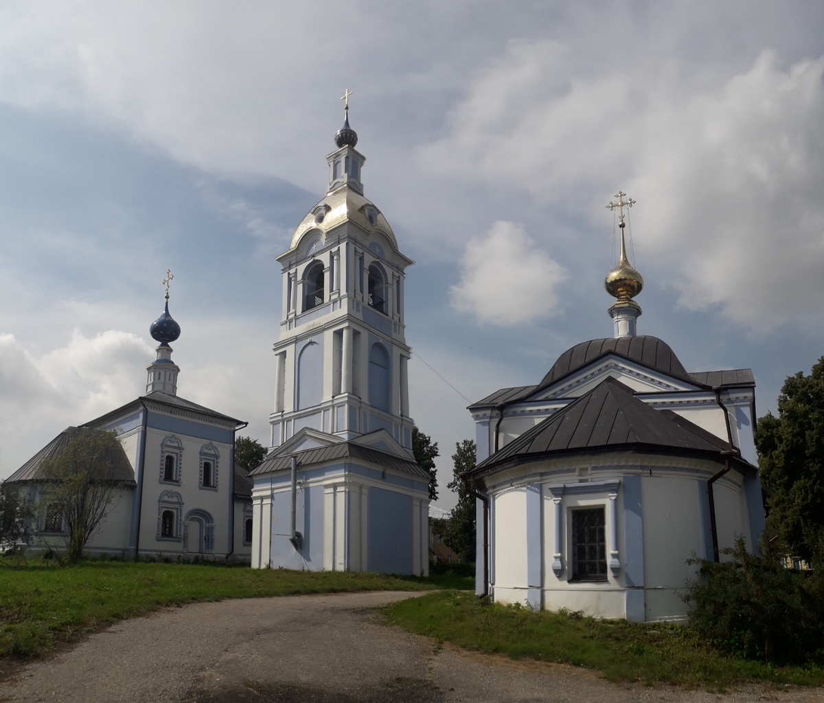 26 июля 2023 10:48 Церковь Ризоположения (справа) и Знаменская церковь (слева). Посередине колокольня Знаменской церкви