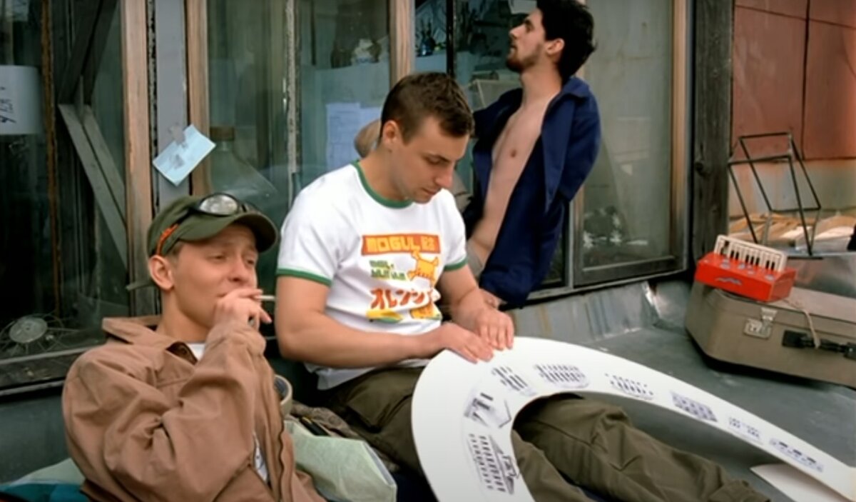 Максим (посередине) с друзьями