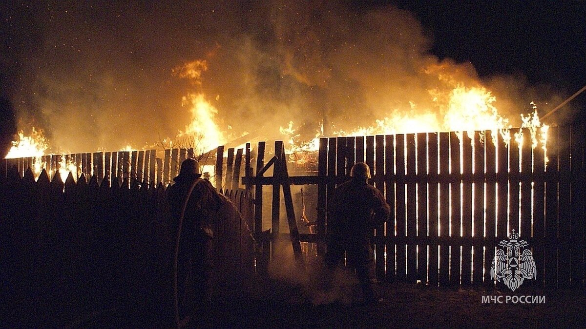     В Абазе удар молнией стал причиной крупного пожара — загорелась летняя кухня.