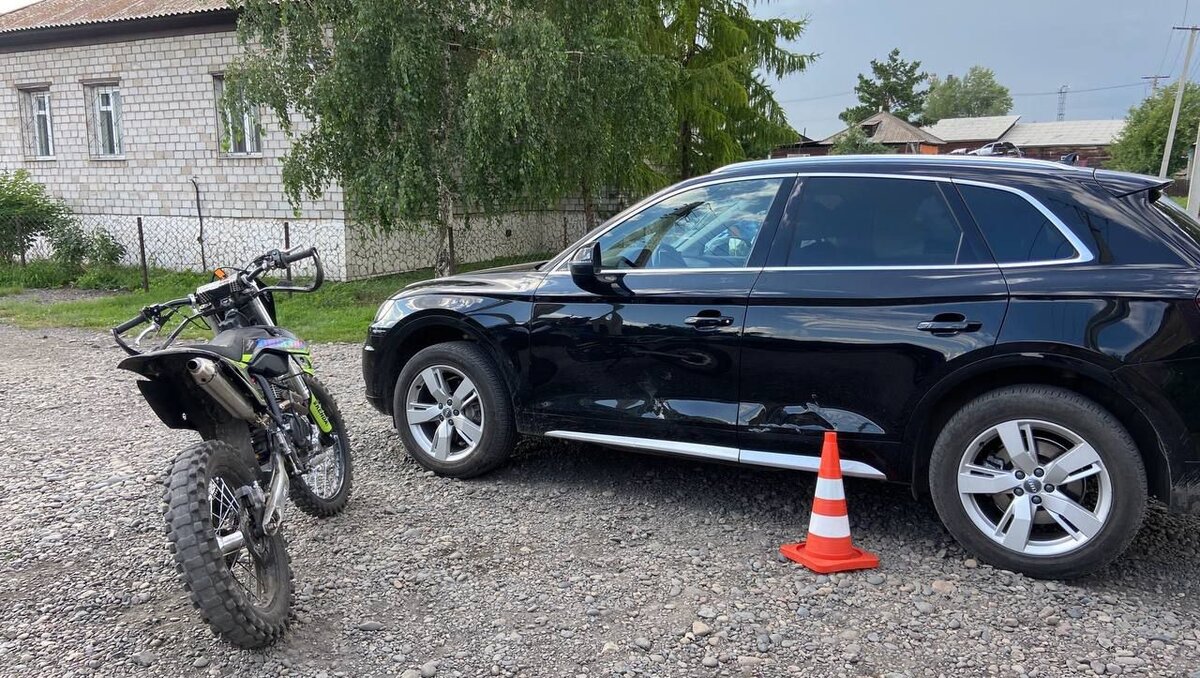     В Абакане 15-летний водитель мотоцикла врезался в автомобиль Audi, за рулем которого сидел 65-летний мужчина. Владелец машины не пострадал, а вот подросток получил травмы.