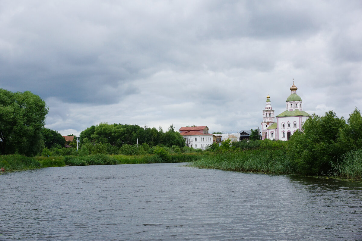 Справа- Ильинская церковь (1744г.) 