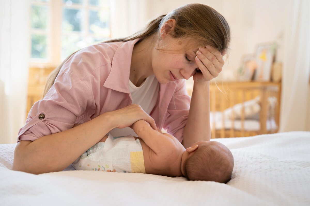 Изображение от <a href="https://ru.freepik.com/free-photo/postnatal-period-with-mother-and-child_19121794.htm#query=%D0%BD%D0%BE%D0%B2%D0%BE%D1%80%D0%BE%D0%B6%D0%B4%D0%B5%D0%BD%D0%BD%D1%8B%D0%B5%20%D0%BF%D0%BB%D0%B0%D1%87%D0%B5%D1%82&position=3&from_view=search&track=ais">Freepik</a>