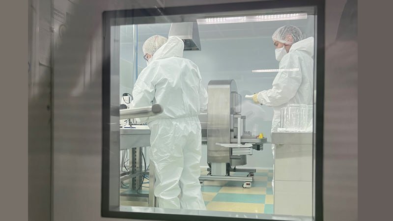 Работа в «чистом помещении» исключает попадание на поверхность имплантата пыли и грязи
