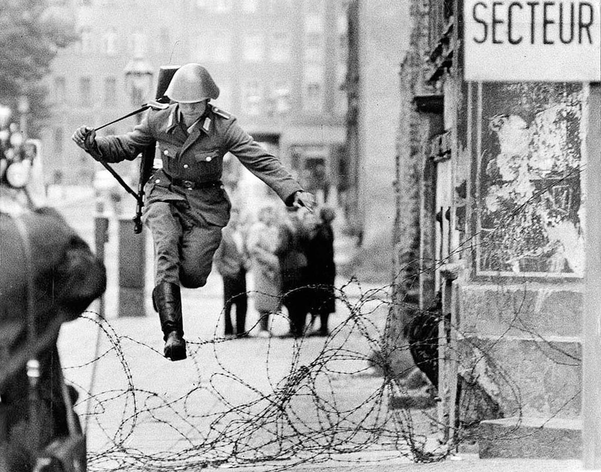 Берлинская стена 1961. Бегство немцев в Западный Берлин. Сбежать в германию