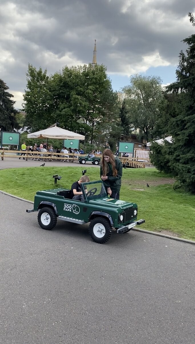 Фотография из личного архива. Ребёнка инструктируют перед заездом. 