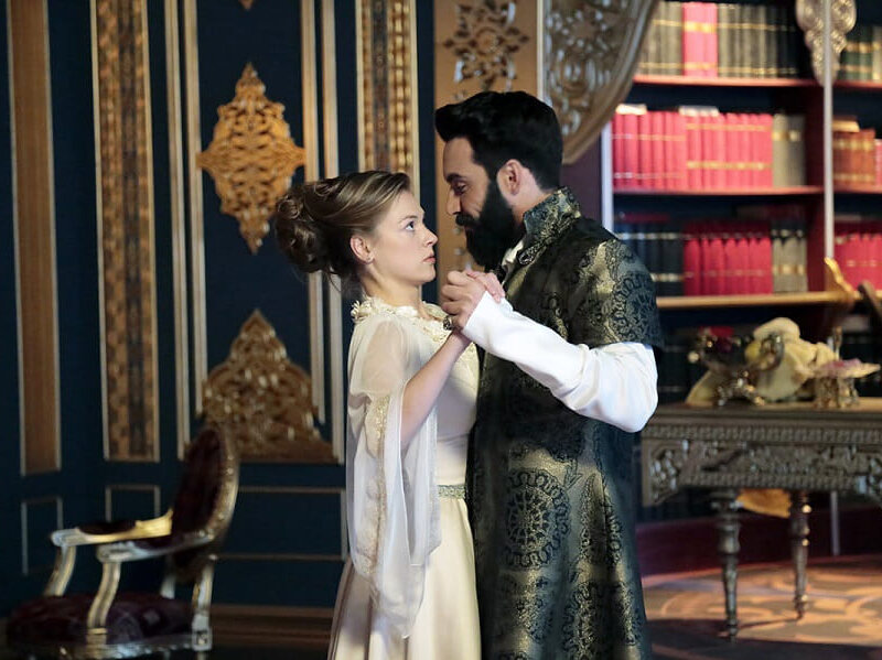 Кадр из многосерийного фильма «Султан моего сердца»