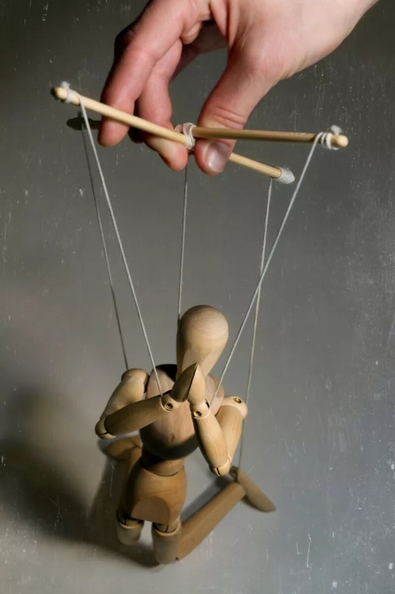 Кукольщик. Марионетка кукла на ниточках. Деревянная кукла на ниточках. Управление куклой на веревочках. Марионетка деревянная с нитками.