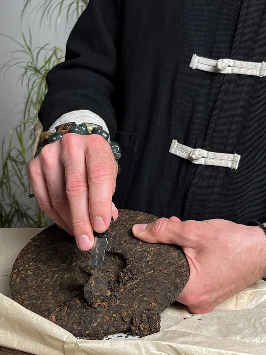 Прессованный чай Шу Пуэр в форме блина.