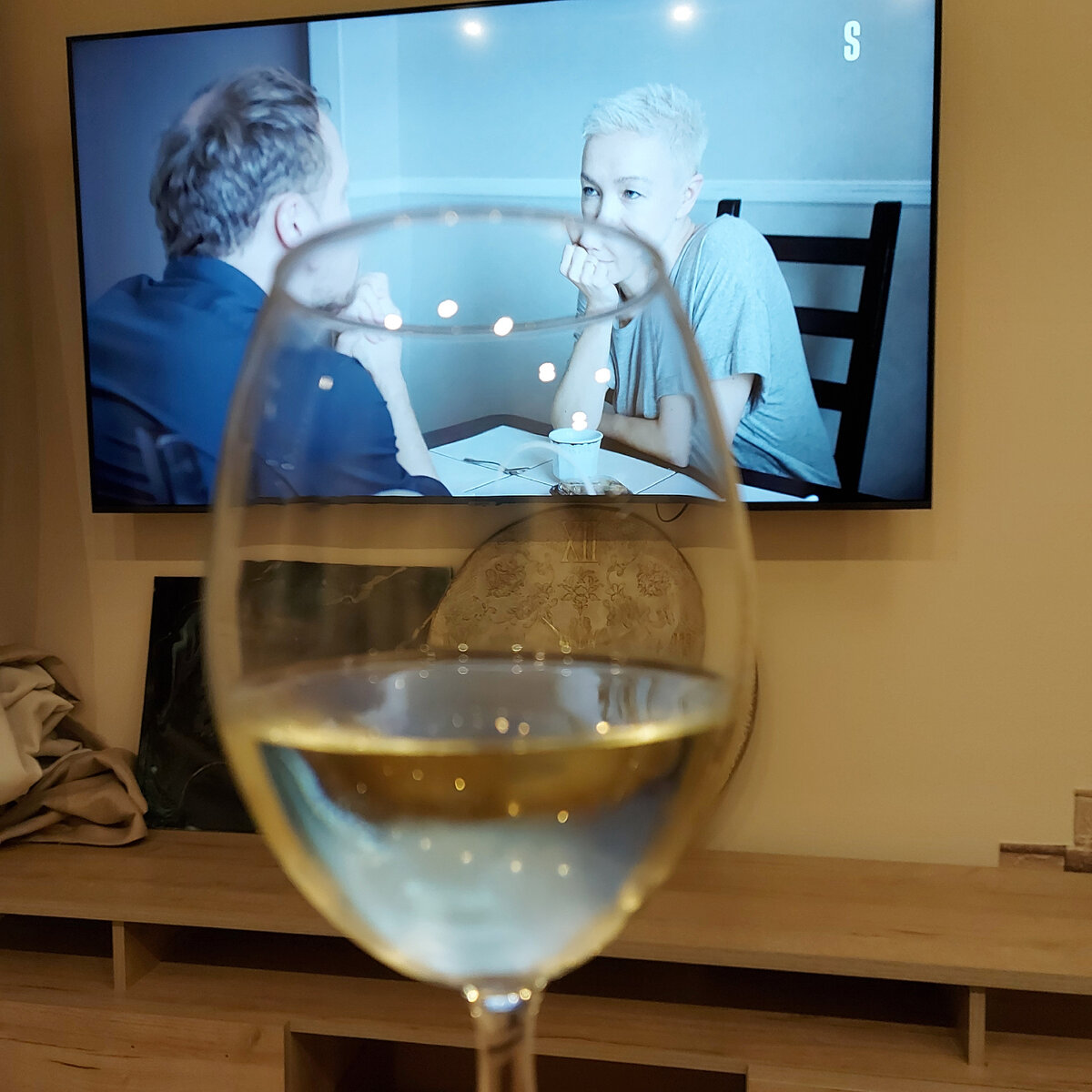 Вино на фоне Содержанок